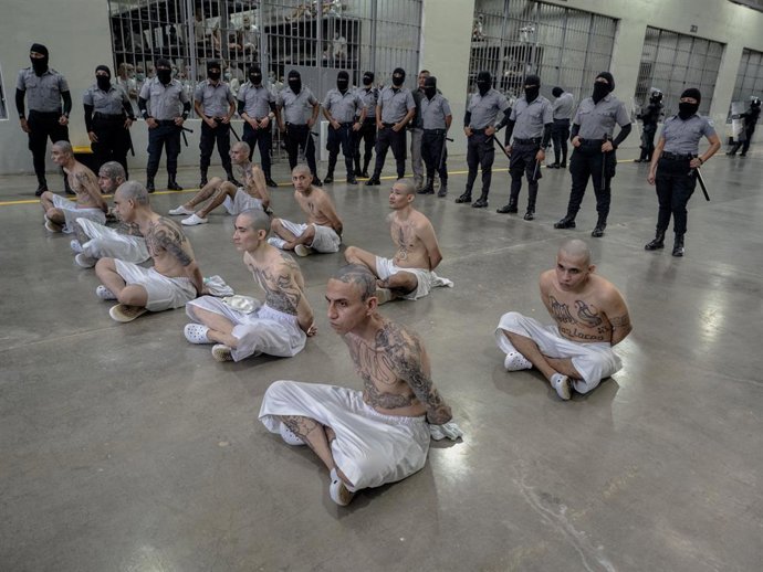 Archivo - Arquivo - 10 de dezembro de 2024, El Salvador, Toluca: Membros de gangues participam de uma atividade diária ao ar livre, que lhes concede 30 minutos fora de suas celas, na instalação de segurança máxima "Centro de Confinamento do Terrorismo" (C
