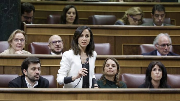 La secretaria general de Podemos, Ione Belarra, con sus diputados Javier Sánchez Serna, Noemí Santana y Martina Velarde en el hemiciclo