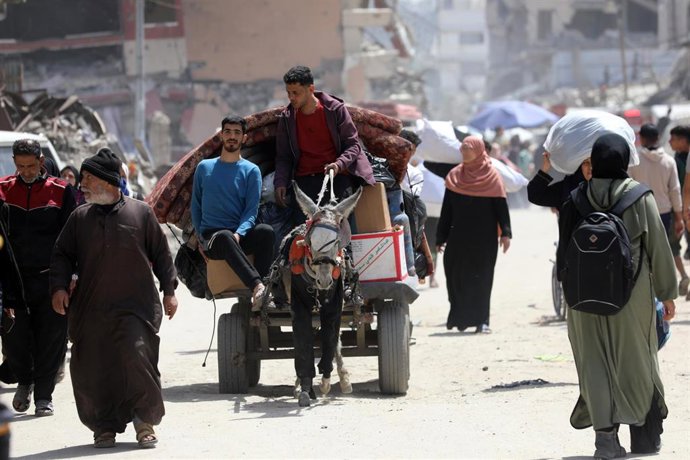 Palestinos abandonan ciudad de Gaza, tras una orden de evacuación emitida por el Ejército israelí