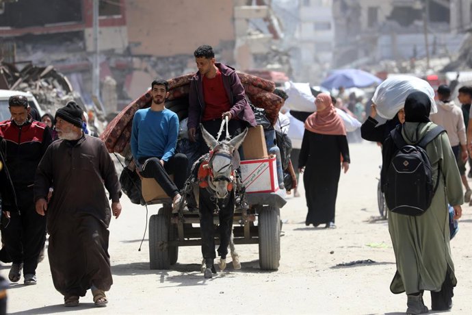 3 de abril de 2025, Cidade de Gaza, Faixa de Gaza, Território Palestino: Palestinos transportam seus pertences enquanto fogem do bairro de Shujaiya, no leste da Cidade de Gaza, após uma ordem de evacuação emitida pelos militares israelenses em 3 de abril 