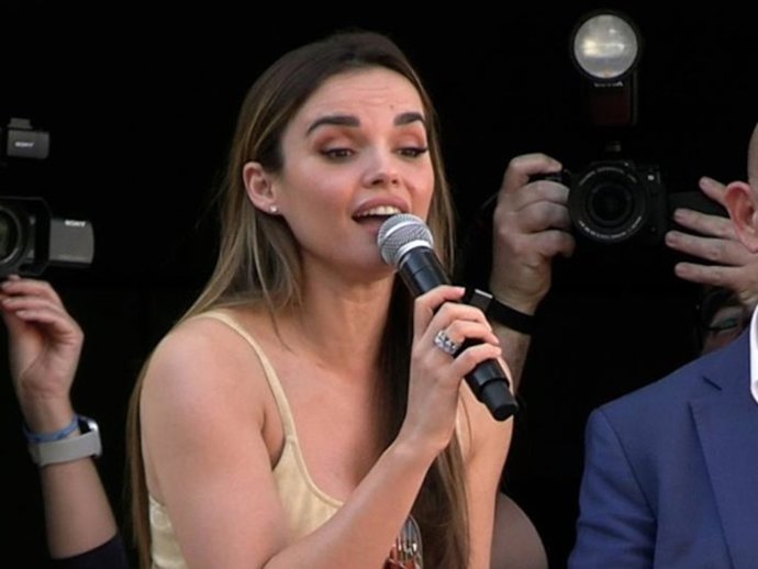 Melody se despide de su pubelo, Dos Hermanas, antes de viajar a Eurovisión