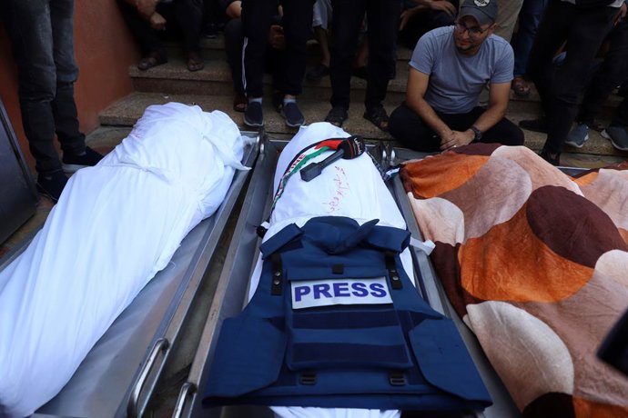 Archivo - GAZA, 3 de novembro de 2023 -- Um homem chora o correspondente da Palestine TV Muhammad Abu Hatab e seus familiares, que foram mortos em sua casa por um ataque israelense, na cidade de Khan Younis, no sul da Faixa de Gaza, em 3 de novembro de 20