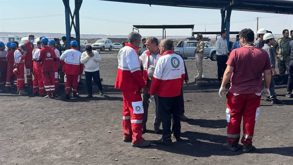 Archivo - Imagen de archivo de los servicios de emergencias en una mina tras una fuga de metano en Tabas (Irán)