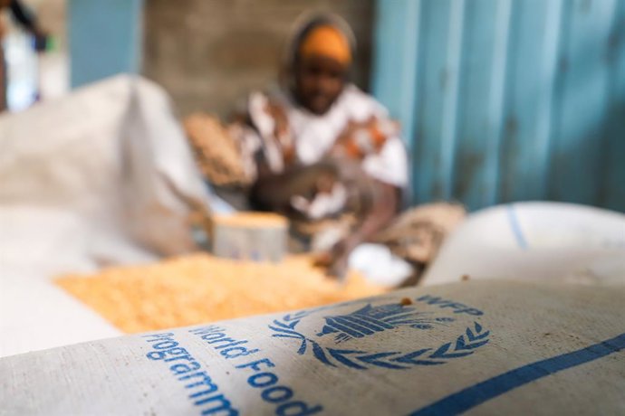 Archivo - Arquivo - Distribuição de alimentos no campo de refugiados de Kebribeyah, na região somali da Etiópia.