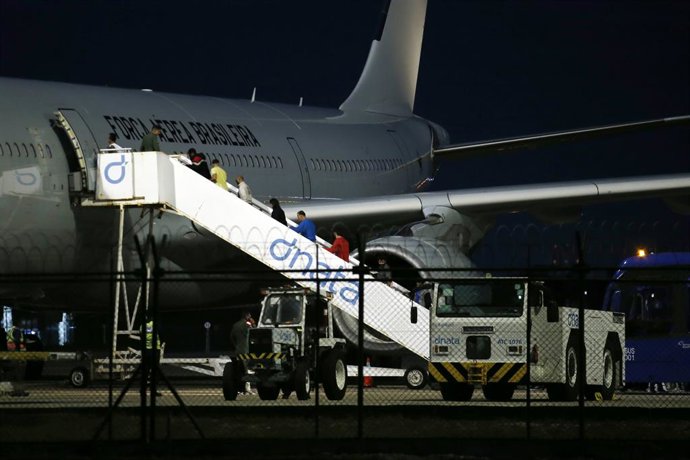 Archivo - Arquivo - Imagem de arquivo de migrantes brasileiros deportados dos EUA em um avião da Força Aérea Brasileira.