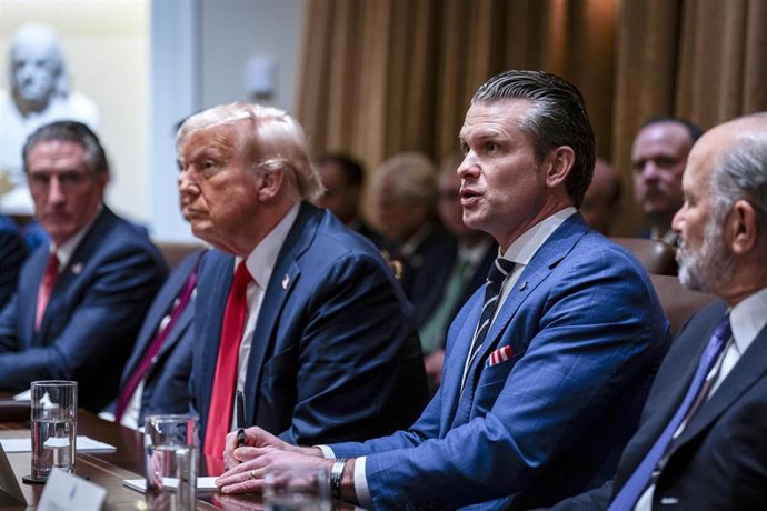 Archivo - El presidente estadounidense, Donald Trump, junto al jefe del Pentágono, Pete Hegseth