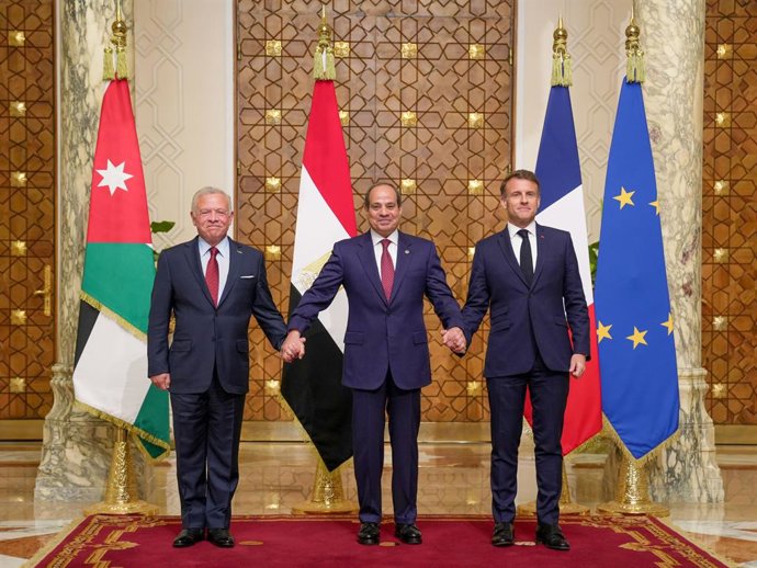 O presidente egípcio Abdelfattah al-Sisi recebe o presidente francês Emmanuel Macron e o rei jordaniano Abdullah II no Palácio Presidencial do Cairo.