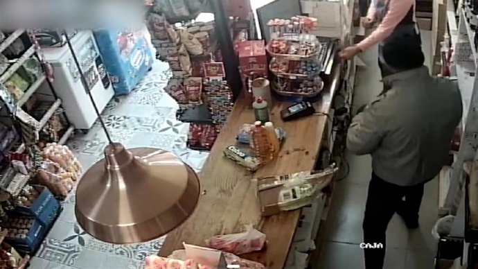 Detenido por robar en un comercio de Viator (Almería) encapuchado y amenazando a la dependienta con un arma blanca