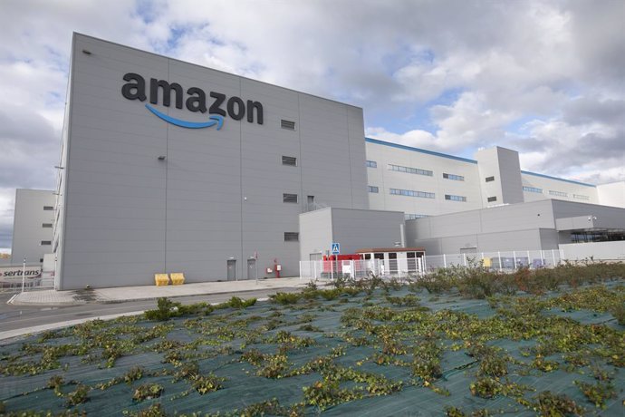 Archivo - Fachada del centro Logístico de Amazon en el polígono de Bobes, a 13 de noviembre de 2024, en Siero, Asturias (España).