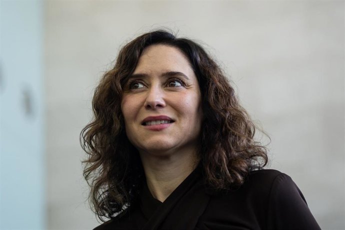 La presidenta de la Comunidad de Madrid, Isabel Díaz Ayuso, durante una visita a las instalaciones de Berlimed, a 3 de abril de 2025, en Alcalá de Henares, Madrid (España).