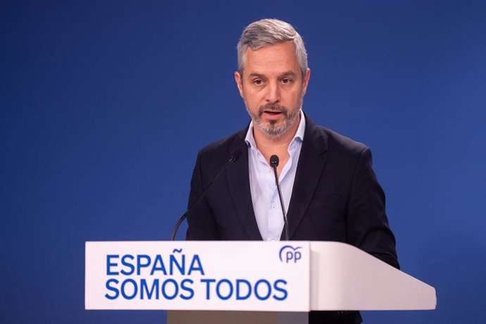 Archivo - El vicesecretario de Economía, Juan Bravo, en rueda de prensa en la sede el PP en una imagen de archivo