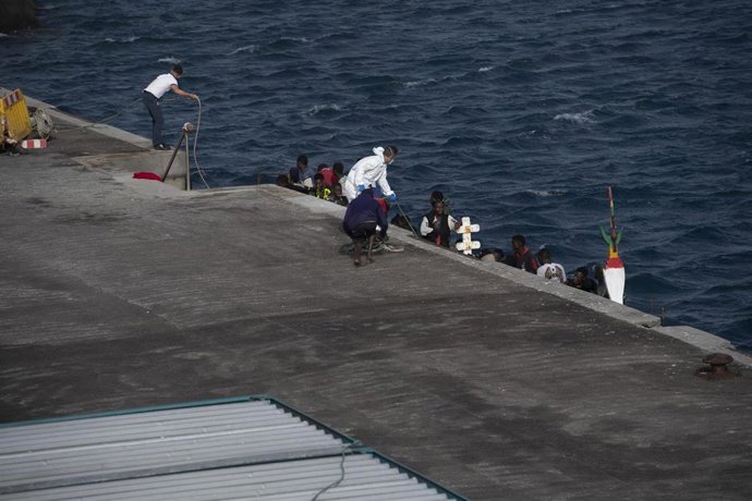 Archivo - Migrantes desembarcan de un cayuco a su llegada al puerto de La Restinga, a 19 de agosto de 2024, en El Hierro, Canarias (España). A primera hora de hoy ha llegado al puerto de la Restinga una embarcación con 86 personas a bordo. El Cayuco ha si
