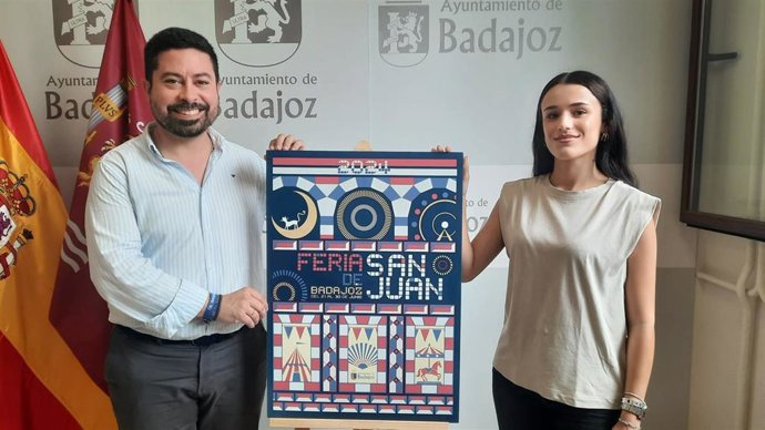 El concejal de Cultura y Ferias y Fiestas, José Antonio Casablanca, presenta el cartel de la Feria de San Juan 2024 con su autora, Lucía Garrido.