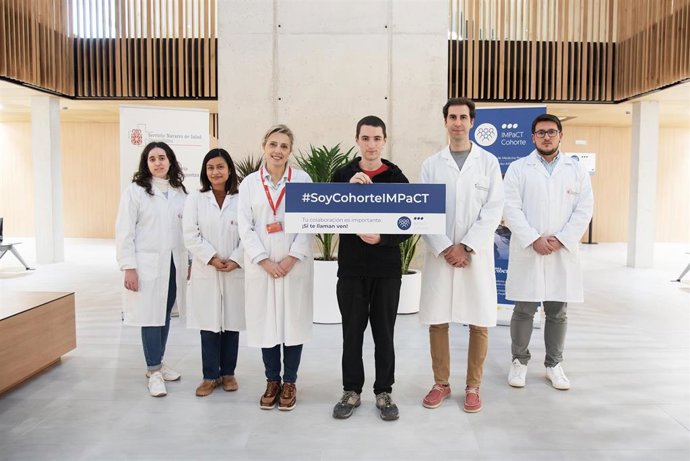 Uno de los participantes más jóvenes del estudio posa junto a parte del equipo de Navarrabiomed y SNS.