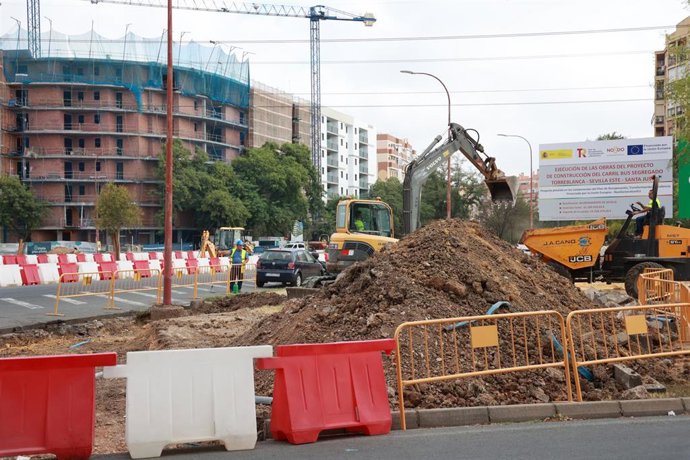 Archivo - Obras del tranvibús que conecta Sevilla Este con la Estación de trenes de Santa Justa y que está ejecutando el Ayuntamiento de Sevilla, en la Avenida de la Aeronáutica. 