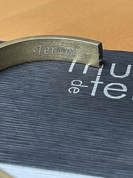 Fragmento del brazalete obsequiado por el Museo de Teruel al actor Johnny Deep.