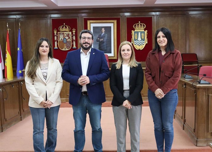 El alcalde azudense, Miguel Óscar Aparicio, ha firmado el decreto que establece el nuevo organigrama del Gobierno municipal.