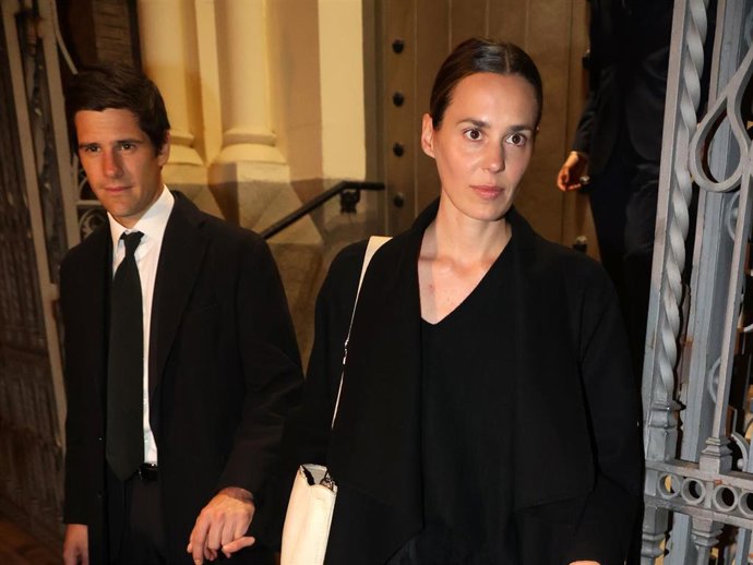 José Entrecanales y Claudia Osborne asisten a la misa funeral en memoria de Paloma de Urquijo y Eulate