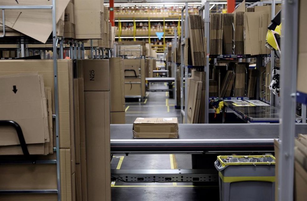 Archivo - Vista de una cinta mecánica y varias cajas de cartón en las instalaciones de un centro logístico de Amazon