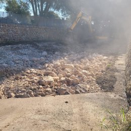 Excavadora trabaja sobre el torrente Son Bordils.