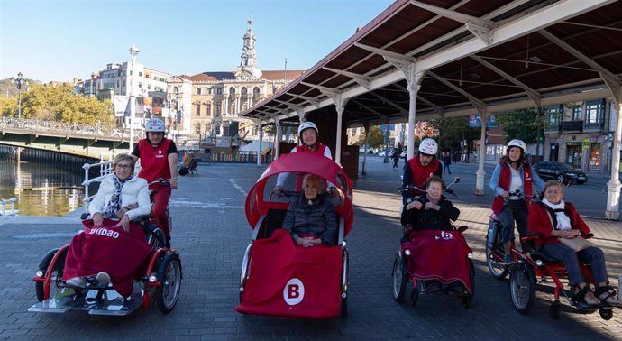 Archivo - Voluntarios y participantes en el programa "Bicis sin edad"