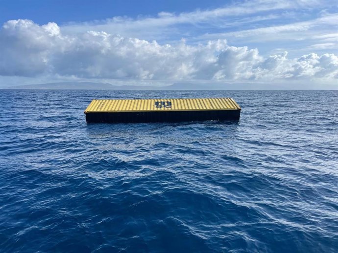 Un contenedor a la deriva en aguas de Cádiz tras caer de un buque que se refugió en Vigo durante una borrasca.