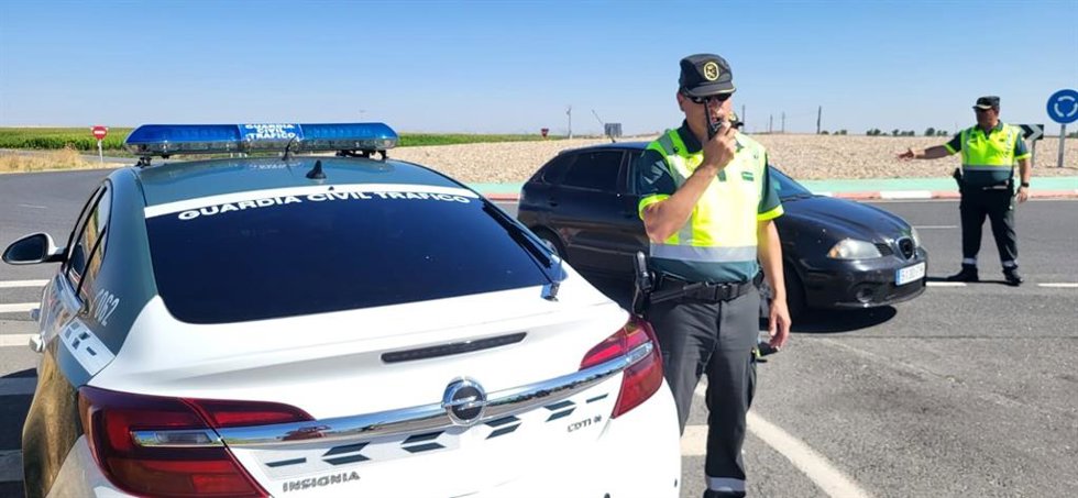 Archivo - Agentes de Tráfico de la Guardia Civil.