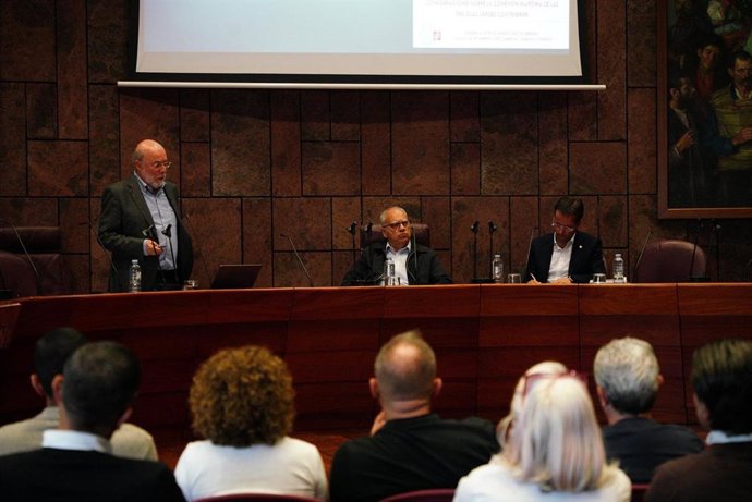 El presidente del Cabildo de La Gomera, Casimiro Curbelo (c), en la presentación del informe del Colegio de Ingenieros sobre el puerto de Los Cristianos