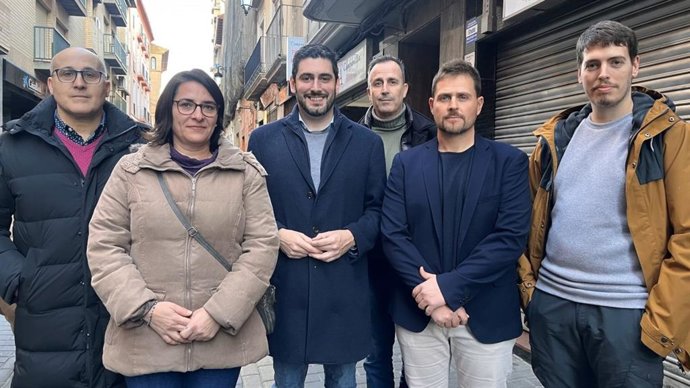 Archivo - El portavoz parlamentario de VOX en las Cortes de Aragón, Alejandro Nolasco, con varios miembros de este partido en Caspe.
