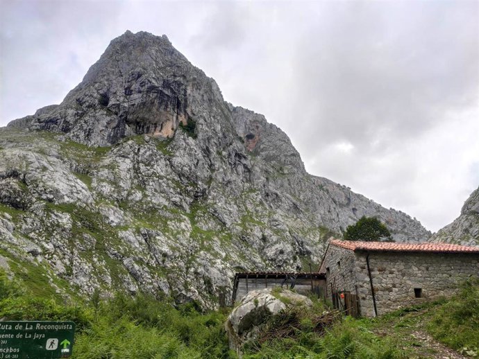 Archivo - Ruta de senderismo entre Poncebos y Bulnes, en el concejo de Cabrales, en los Picos de Europa. Turismo verde. Turismo activo.