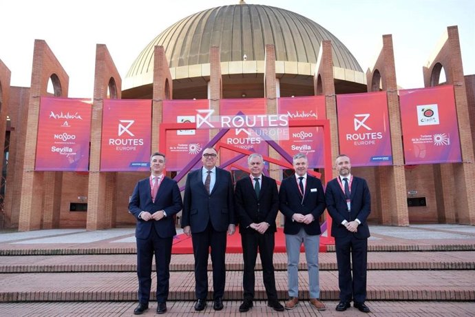 El consejero de Turismo de la Junta de Andalucía, Arturo Bernal (segundo por la izquierda), en la inauguración de Routes en Sevilla capital.