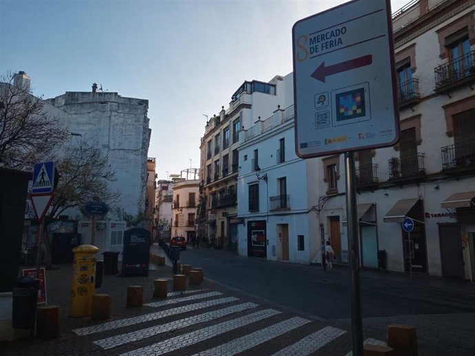 Una señal vertical orientativa para facilitar información de los mercados de abastos -en este caso, el de la calle Feria- instalada en la Alameda de Hércules.