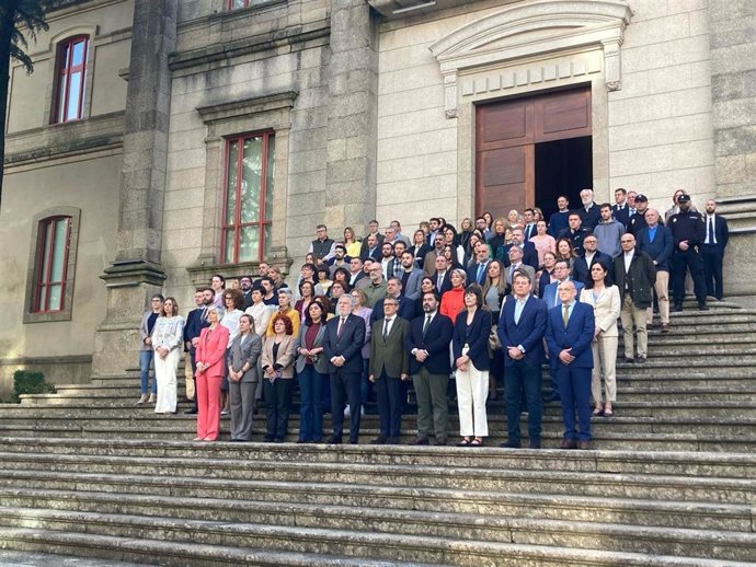 Minuto de silencio na entrada do Pazo do Hórreo.