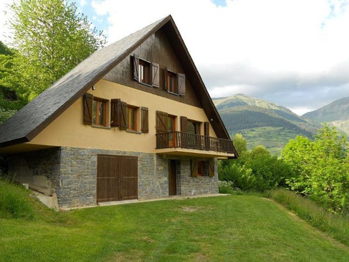 Archivo - Casa rural en Oviedo, Asturias.