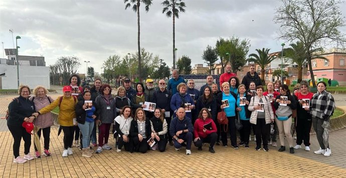 Participantes del proyecto 'Caminata por la Salud', del centro sanitario Los Montecillos, en Dos Hermanas.