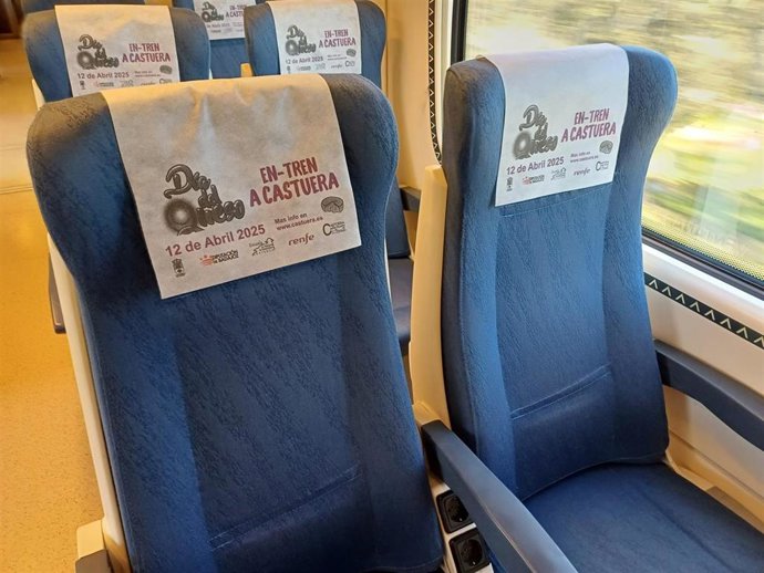 Cabezales de los trenes de Renfe dedicados al Día del Queso de Castuera 2025.