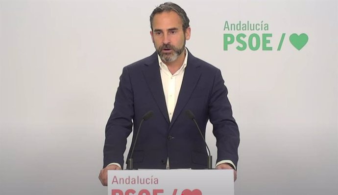 El coordinador del Área de Política Institucional del PSOE-A, Daniel Pérez, en rueda de prensa.