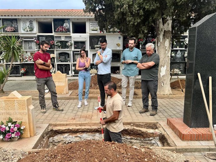 Fosas comunes en el cementerio de Campillos.