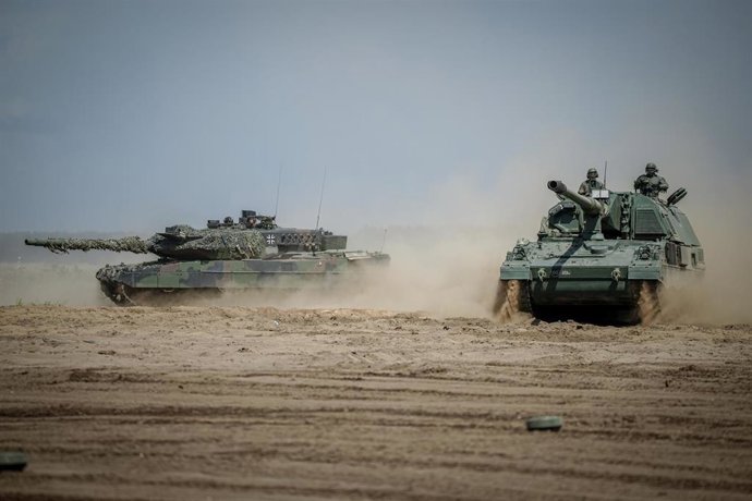 Archivo - 26 June 2023, Lithuania, Vilnius: A self-propelled howitzer 2000 (R) and a Leopard 2 main battle tank are in action during the NATO exercise "Griffin Storm".