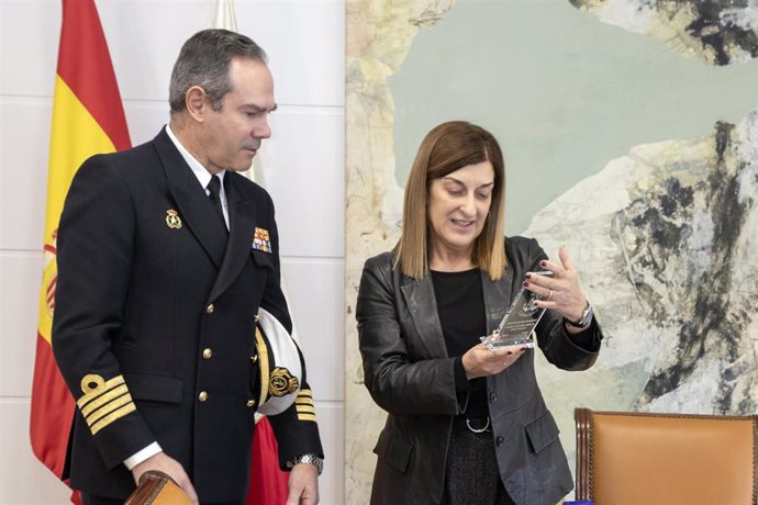 La presidenta de Cantabria, María José Sáenz de Buruaga, y el comandante naval de Santander, Jorge Hernández de Armijo