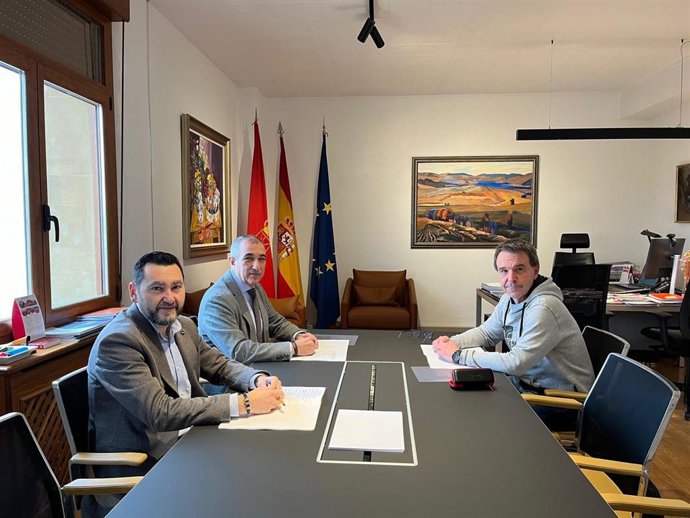 De izda a dcha: Jesús María Rodríguez; el consejero Chivite y el alcalde Elexpuru.