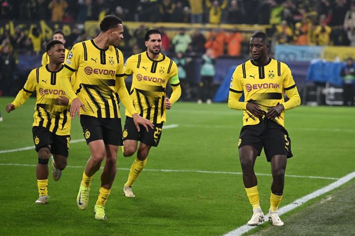 Archivo - El delantero del Borussia Dortmund Serhou Guirassy celebrando con sus compañeros su gol al FC Barcelona en el encuentro de la Fase Liga de la Liga de Campeones    