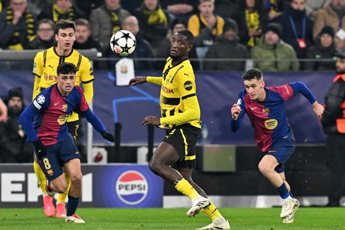 Archivo - Lance del partido entre Borussia Dortmund y FC Barcelona, en el Signal Iduna Park, en la Fase Liga de la Liga de Campeones 2024/25