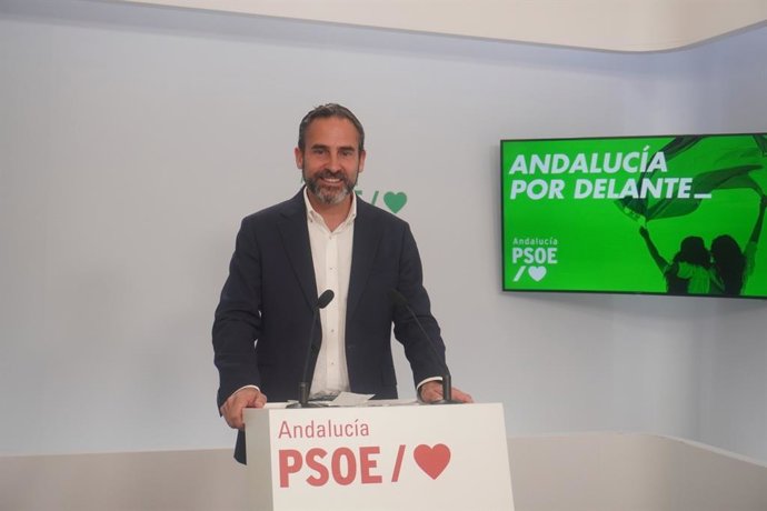 El coordinador del Área de Política Institucional del PSOE-A, Daniel Pérez. En rueda de prensa en Sevilla.