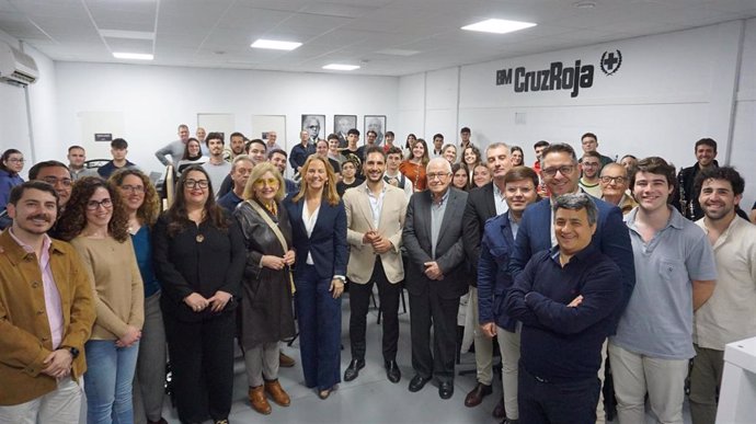 Dirigentes del PP provincial durante un ensayo de la Banda de la Cruz Roja.