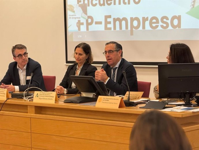 El delegado Territorial de Desarrollo Educativo, Miguel Briones, preside la mesa sectorial de FP Dual centrada en los sectores de Mecánica y Automoción