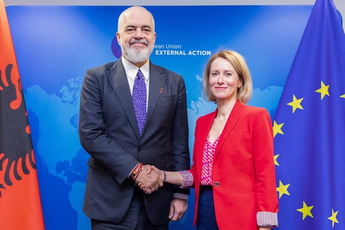Archivo - HANDOUT - 18 de dezembro de 2024, Bélgica, Bruxelas: O chefe de política externa da União Europeia, Kaja Kallas (à direita), se reúne com o primeiro-ministro albanês Edi Rama à margem de uma cúpula UE-Balcãs Ocidentais na sede do Conselho Europe
