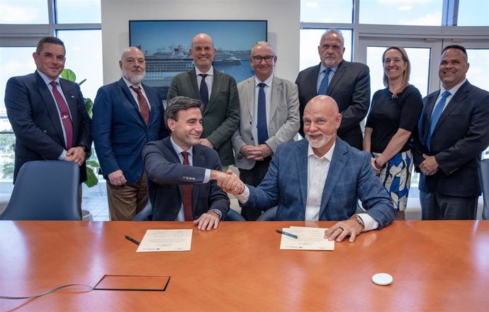 Firma de renovación del acuerdo entre Navantia y Royal Caribbean Group.