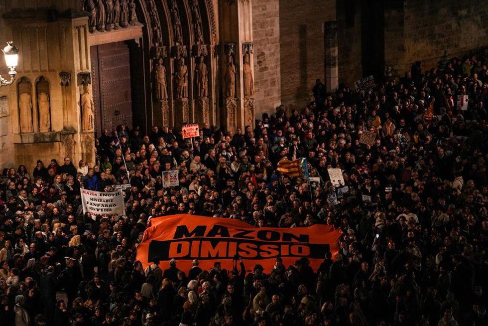 Imagen de archivo de la sexta manifestación ciudadana con el lema 'Mazón dimissió', en la Plaza del Ayuntamiento de Valncia, a 29 de marzo de 2025, en Valncia.