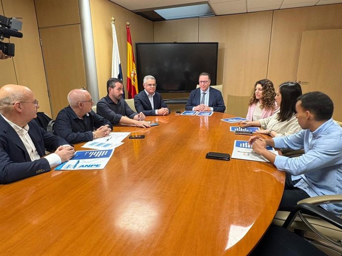 Reunión entre el consejero de Educación  del Gobierno de Canarias, Poli Suárez, con los sindicatos para abordar la bajada de las ratios escolares